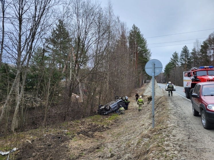Пострадавшие выпали из машины после ДТП в Карелии