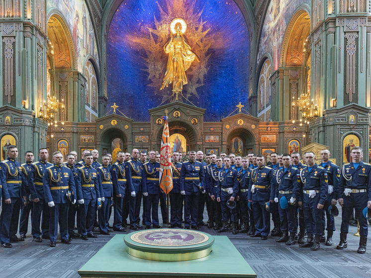 Парадные расчеты приняли участие в молебне в честь Победы в главном храме Вооруженных сил