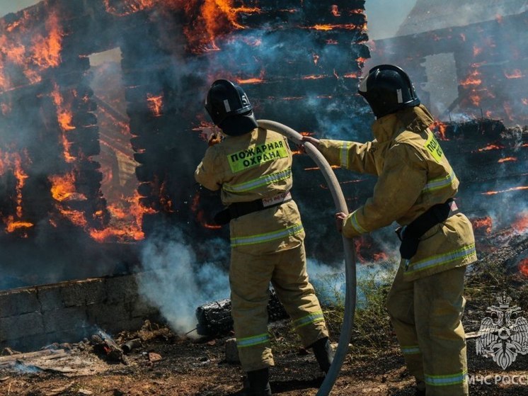 В Астрахани из-за пожара в «заброшке» загорелся жилой дом
