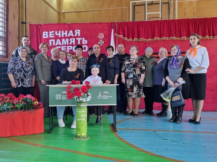 В Сосновской школе открыли парту памяти погибшего на СВО Сергея Дударя