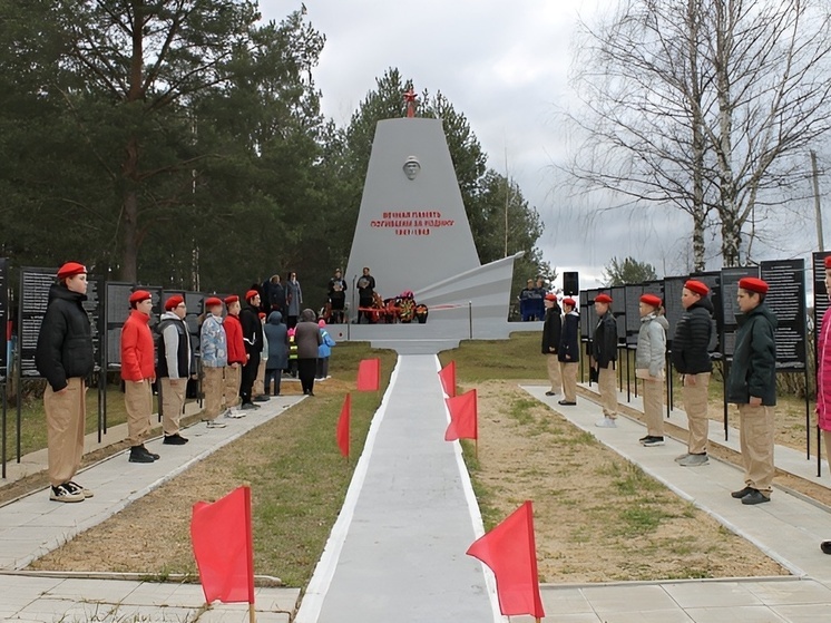 В селе Павловск Вилегодского округа открыли обновленный обелиск