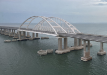 По информации RT, три крылатые ракеты пролетели в сторону Крымского моста, но пока неизвестно, какого типа они были, и какое было их дальнейшее направление