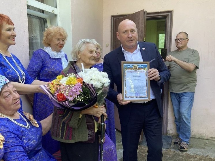 В Щиграх Курской области поздравили Зою Дронову со 100-летним юбилеем