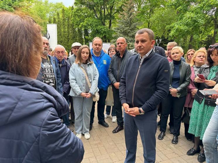 Мэр Курска провел встречу с населением по вырубке деревьев в парке Бородино