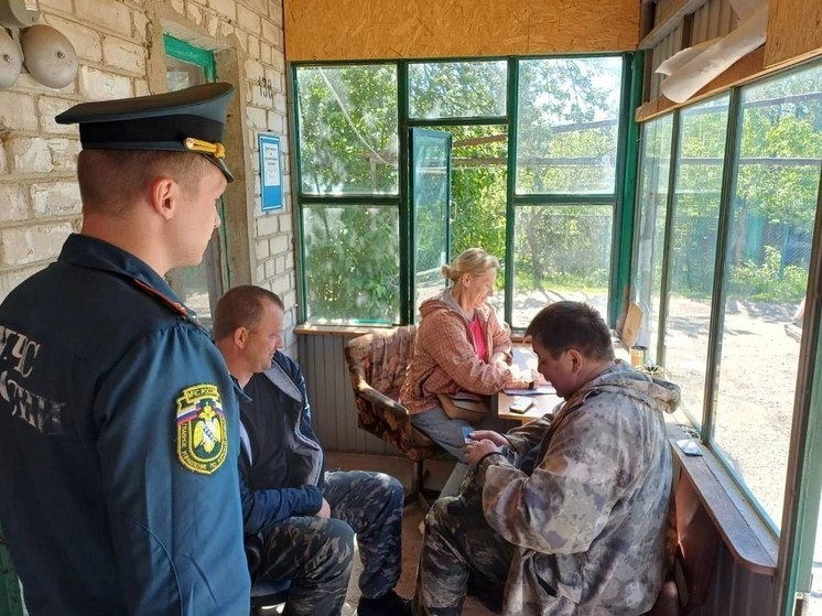 Сотрудники мэрии ЦАО Курска пообщались с дачниками по противопожарному режиму
