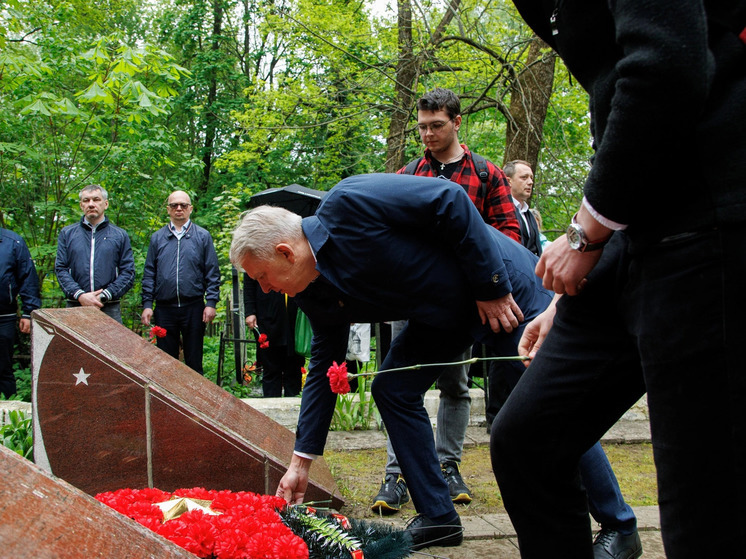 Студенты и преподаватели СГУС возложили цветы у братской могилы 543 воинов Советской армии