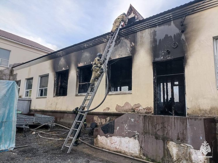 Заброшенное здание горело на острове Русский