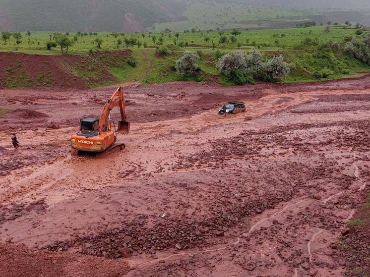 Туристы застряли в селевом потоке, решив его перехать на джипах