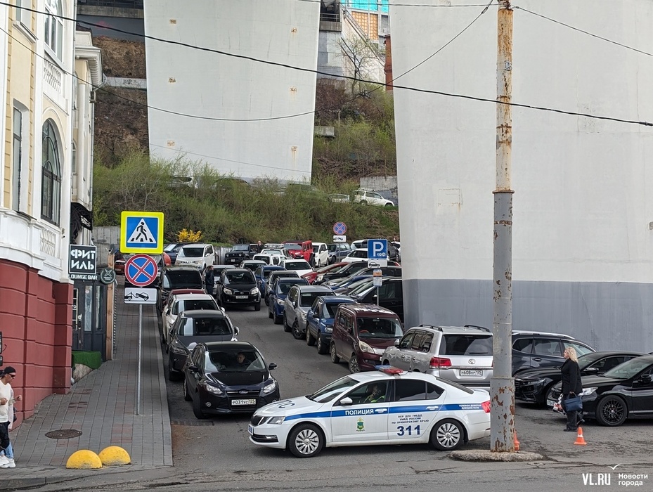 Из-за репетиции парада центр Владивостока сковали пробки: фото стоящих автомобилей