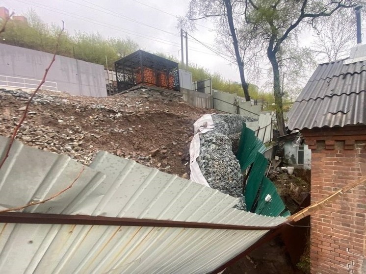 Подпорная стена из габионов рухнула на территорию дома-памятника во Владивостоке
