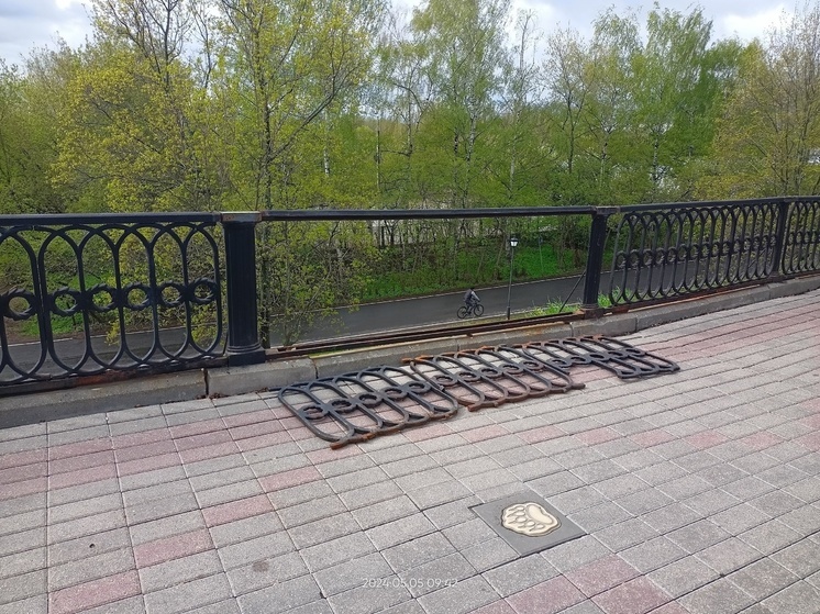 В Ярославле продолжают разваливаться чугунные ограды
