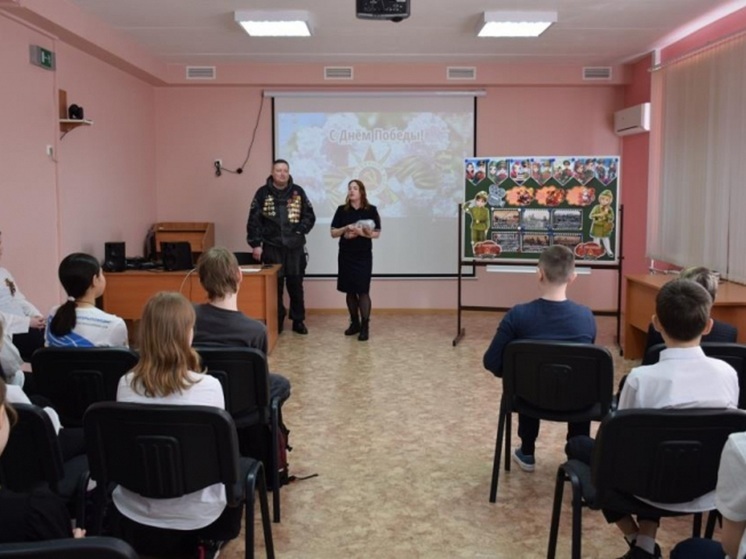 Ветеран УМВД провел со школьниками в НАО «Урок мужества»