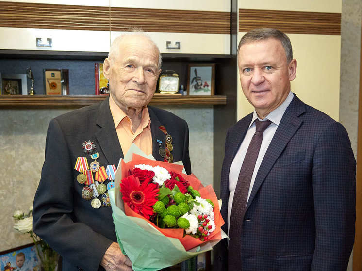 Мэр Надсадин поздравил с Днем Победы ветерана войны Вячеслава Гаврилова