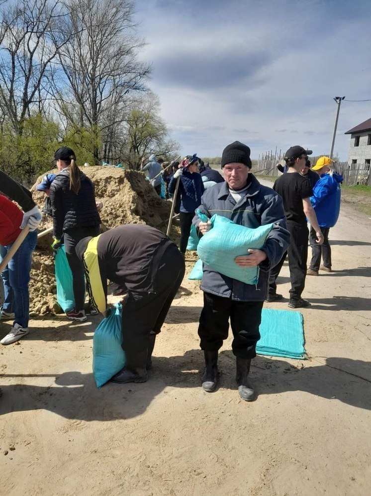 Добровольцы помогают спасателям защитить от паводка деревню Пономарева Заводоуковского городского округа