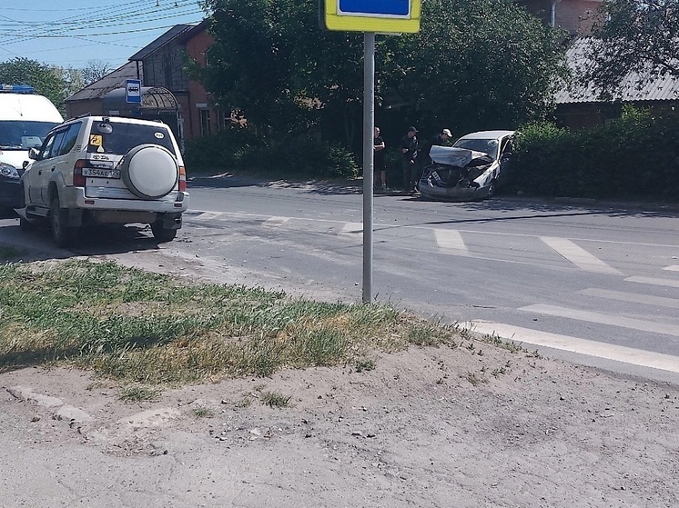 В Таганроге в ДТП с фургоном и двумя автомобилями пострадала женщина