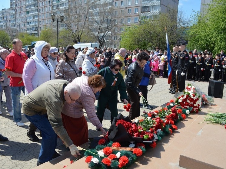 В Комсомольске-на-Амуре возложили цветы к памятному знаку на проспекте Победы