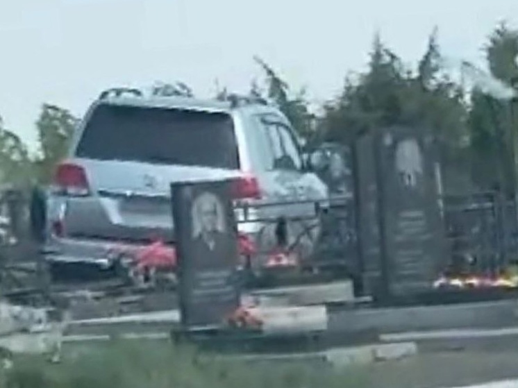 В Таганроге внедорожник заехал на могилы Мариупольского кладбища
