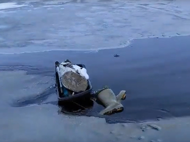 Плавающие в полынье сапоги и санки пропавшего рыбака нашли в Сегежском районе