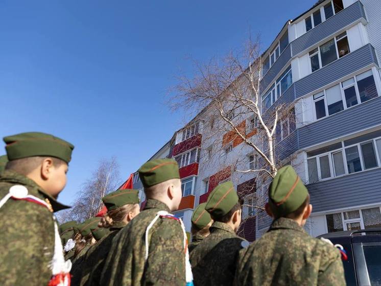Для сургутских ветеранов провели парады под окнами