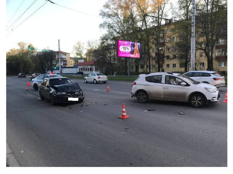 Автоледи устроила ДТП у магазина в Вологде и пострадала
