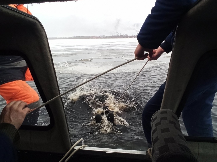 Спасатели подняли со дна тело пропавшего рыбака в Сегеже