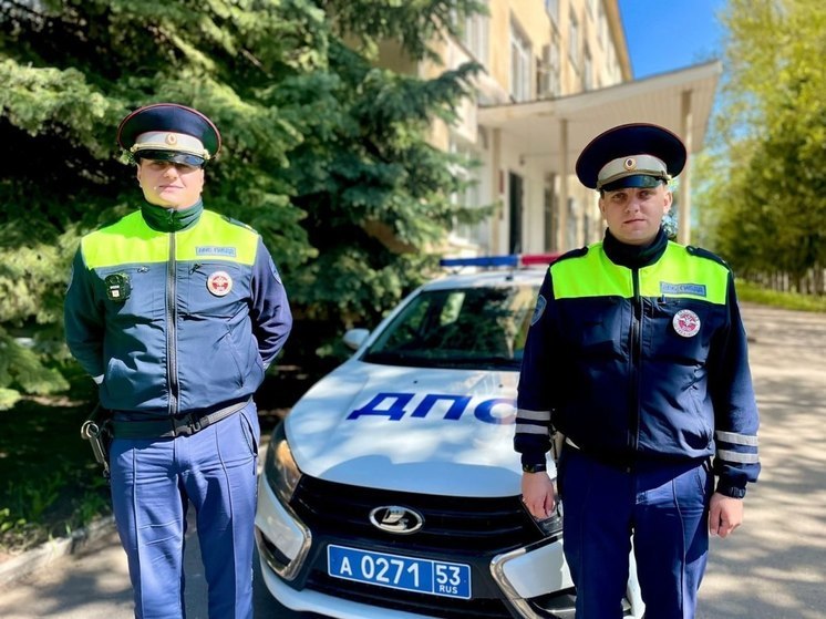 Новгородские дорожные полицейские помогли человеку добраться к врачу