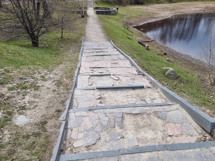 Ведущая к Французским прудам лестница в Петрозаводске разрушилась