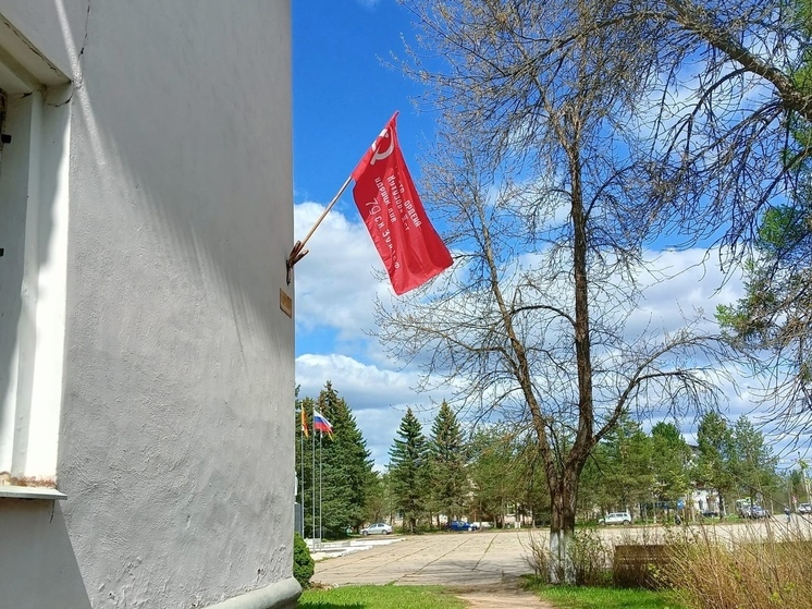 На здании администрации Оленинского округа установлено Знамя Победы