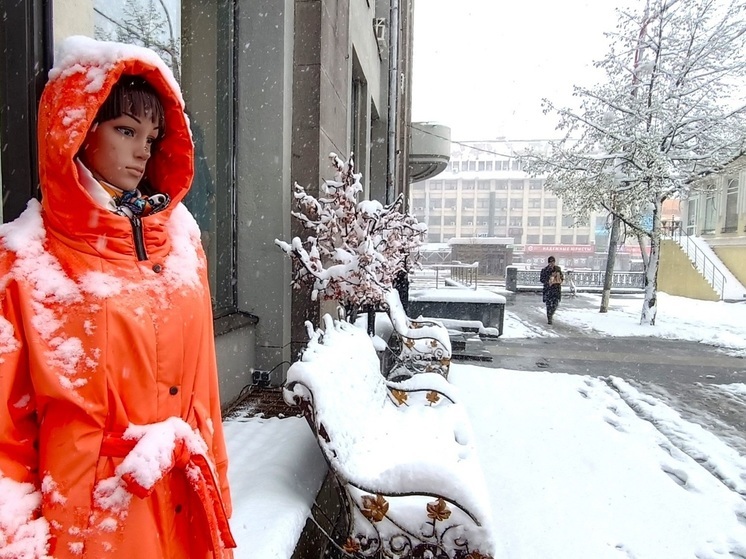 Свердловские города пережили мощный аномальный снегопад