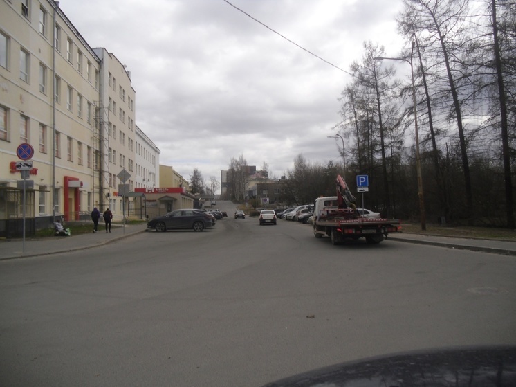 Запрещающий остановку знак на улице Коммунальная в Петрозаводске переставят