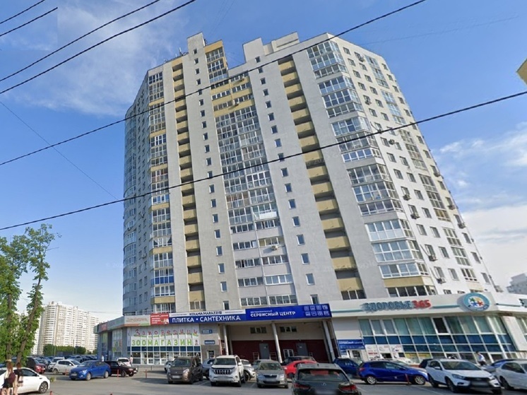 В Екатеринбурге мужчина сорвался с высоты 19-го этажа, пытаясь спастись от пожара, произошедшего на двадцатом этаже жилого дома, расположенного напротив ТРЦ «Мегаполис»