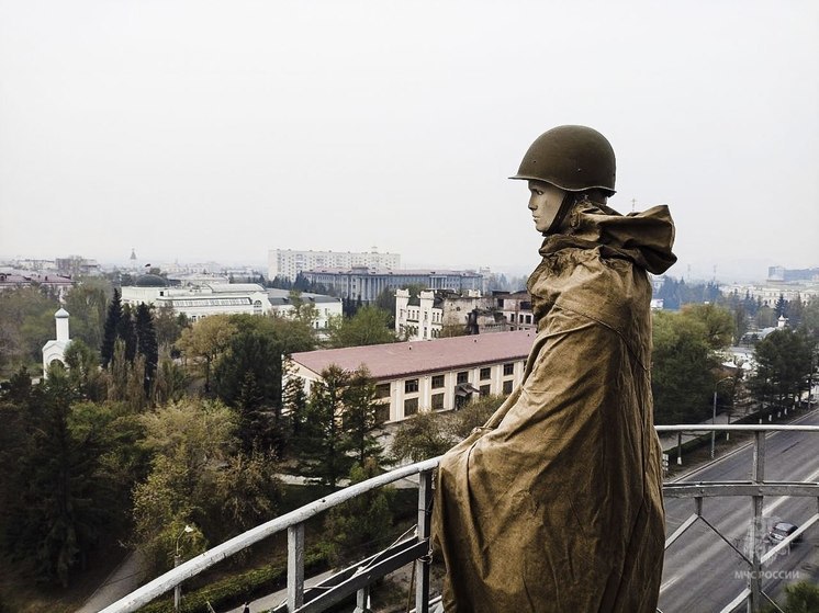 Ко Дню Победы пожарного на каланче в Омске переодели в солдатскую форму