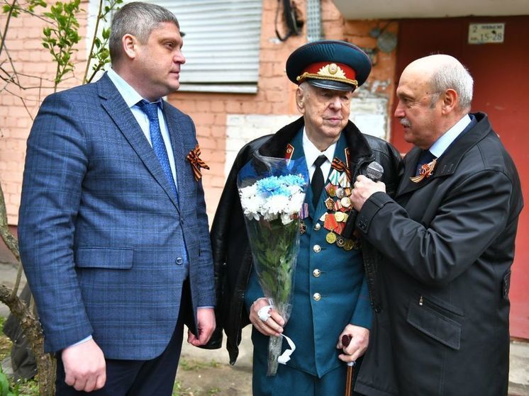 В Ярославле "Фронтовая бригада" поздравила ветерана, отметившего вековой юбилей