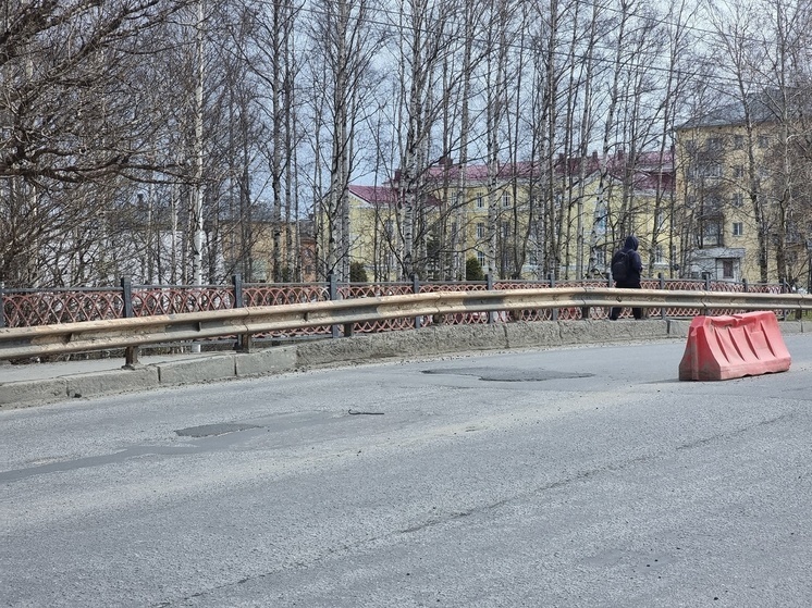 Дырявый мост в центре Петрозаводска залатали