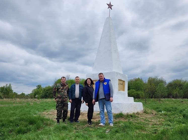 Сотрудники «МСК-НТ» привели в порядок обелиск в Новом Перевесове ко Дню Победы