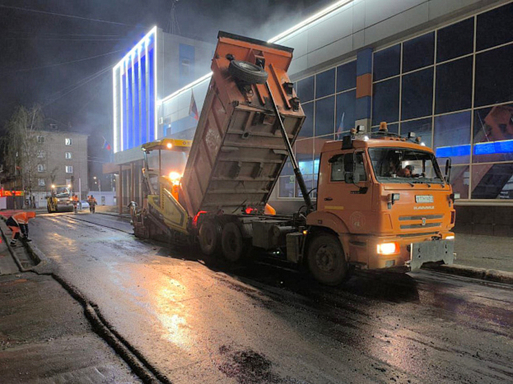 На перроне кировского автовокзала кладут новый асфальт