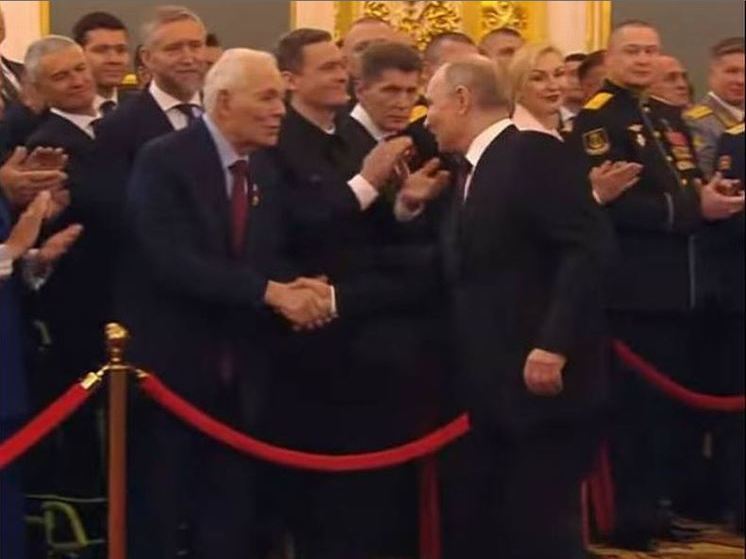 Владимир Путин перед инаугурацией пожал руку уроженцу Орловской области Леониду Рошалю