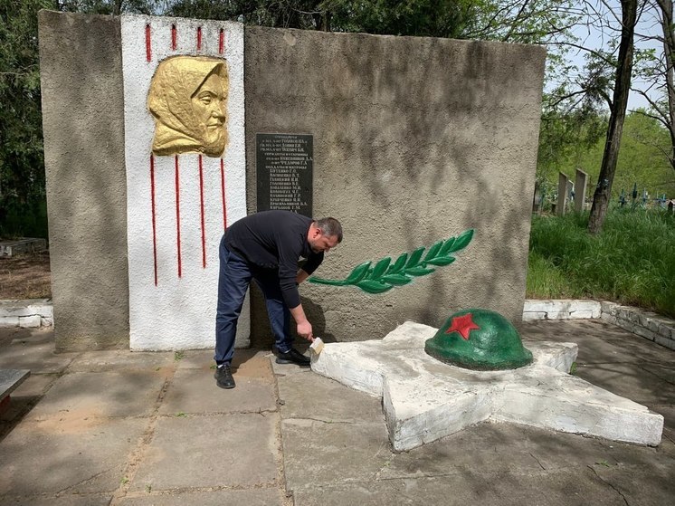Сотрудники природного парка благоустроили мемориал в Костогрызово