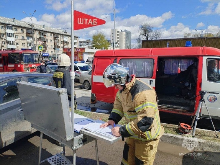 В Екатеринбурге мужчина спустился из горящей квартиры по пожарному рукаву