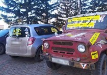 В Красноярске возле здания мэрии припарковали машины с протестными наклейками против комплексного развития территории (КРТ)