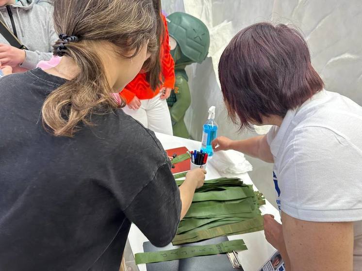 Гости белгородского стенда на выставке «Россия» плетут маскировочные сети с посланиями
