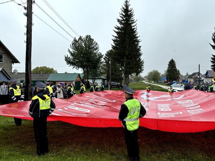 Сотрудники ГАИ Чувашии развернули 30-метровое Знамя Победы перед домов ветерана