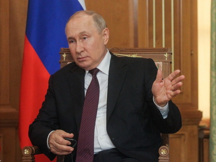 РИА Новости: Путин перед инаугурацией рассматривал картину "Музыкальный натюрморт"