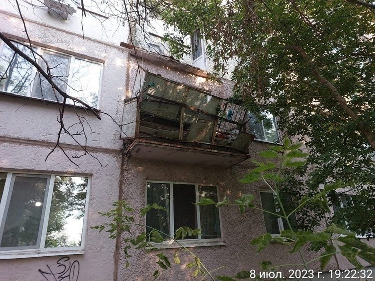 Под обломками балкона в Саратове пострадал мужчина