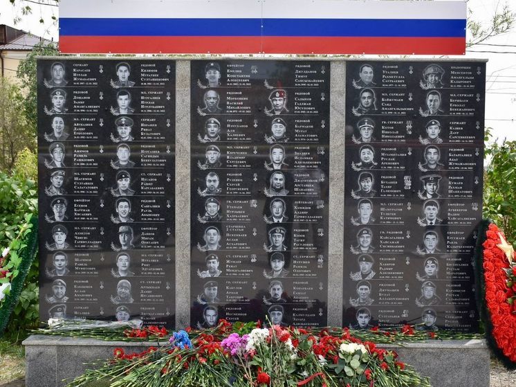 Стелу в честь погибших героев СВО открыли в астраханском парке Победы