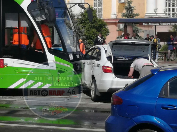 Возле площади Перекальского в Курске в ДТП попали трамвай «Львёнок» и такси