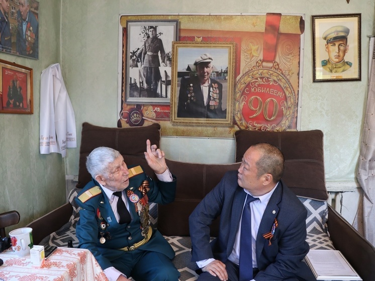 Ветерана ВОВ Георгия Абросимова навестил министр здравоохранения Тувы