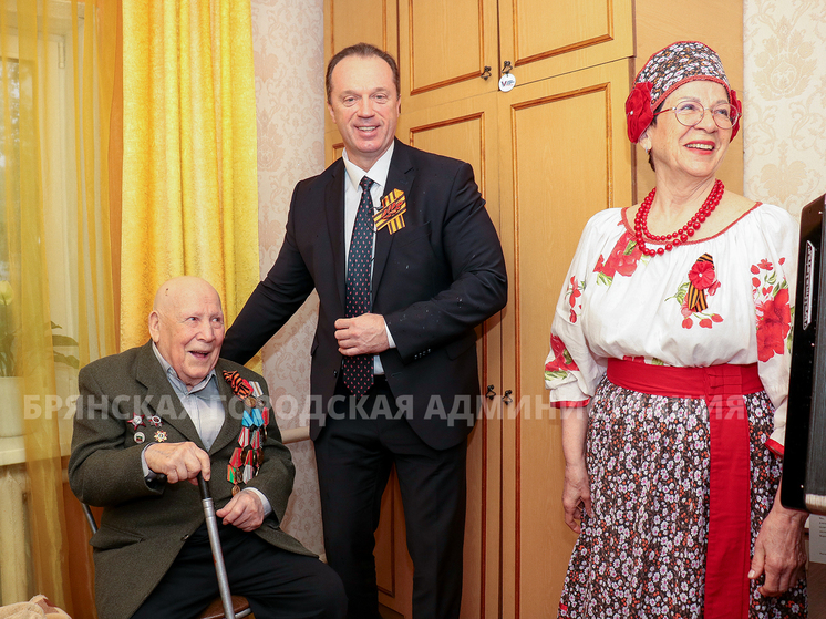 В Брянске ветеранов поздравили с Днём Победы