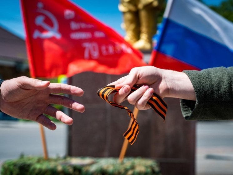 В Геническе развернули знамя «Знамя Победы» и раздавали Георгиевские ленточки