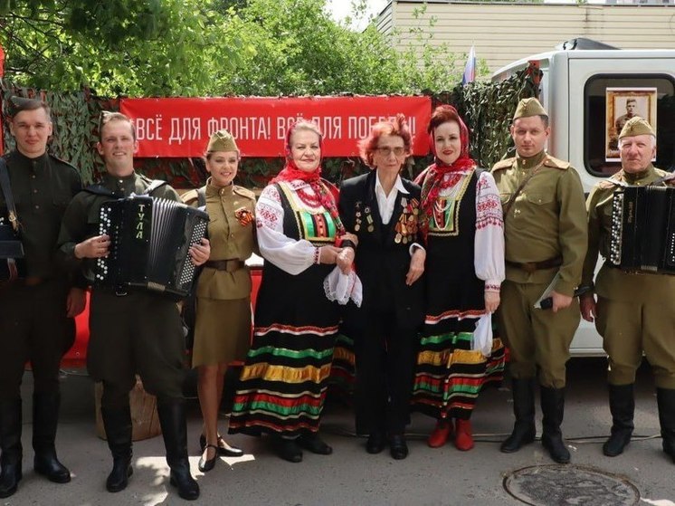 Белгородских ветеранов в преддверии 9 Мая поздравили артисты